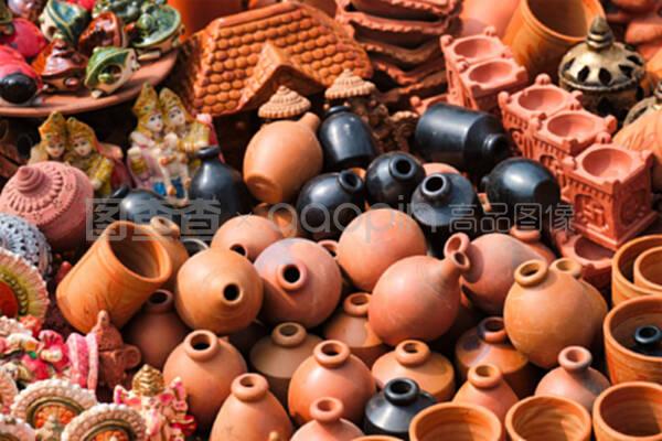 手工陶罐、陶瓷制品、紀念品的街頭市場展覽。